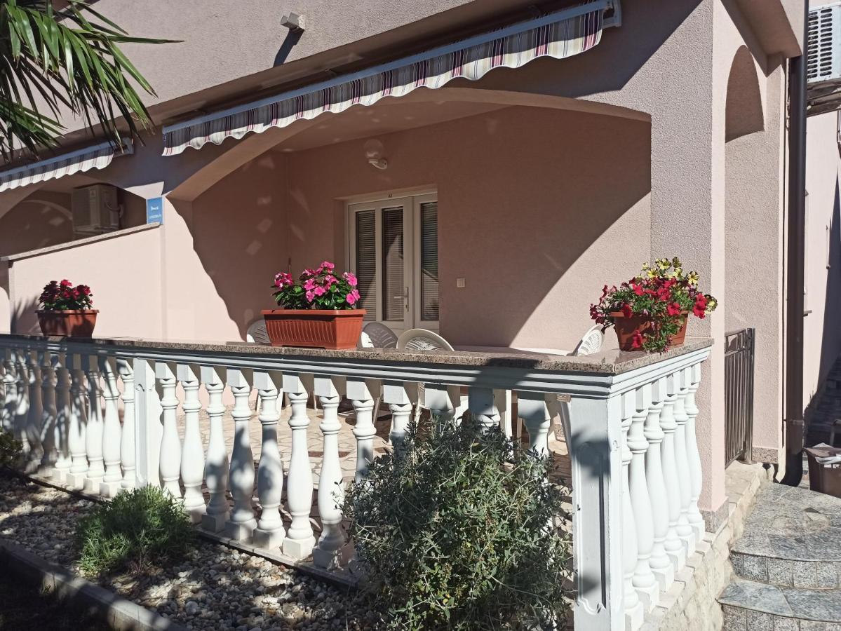 קרק Apartmani Vesna מראה חיצוני תמונה