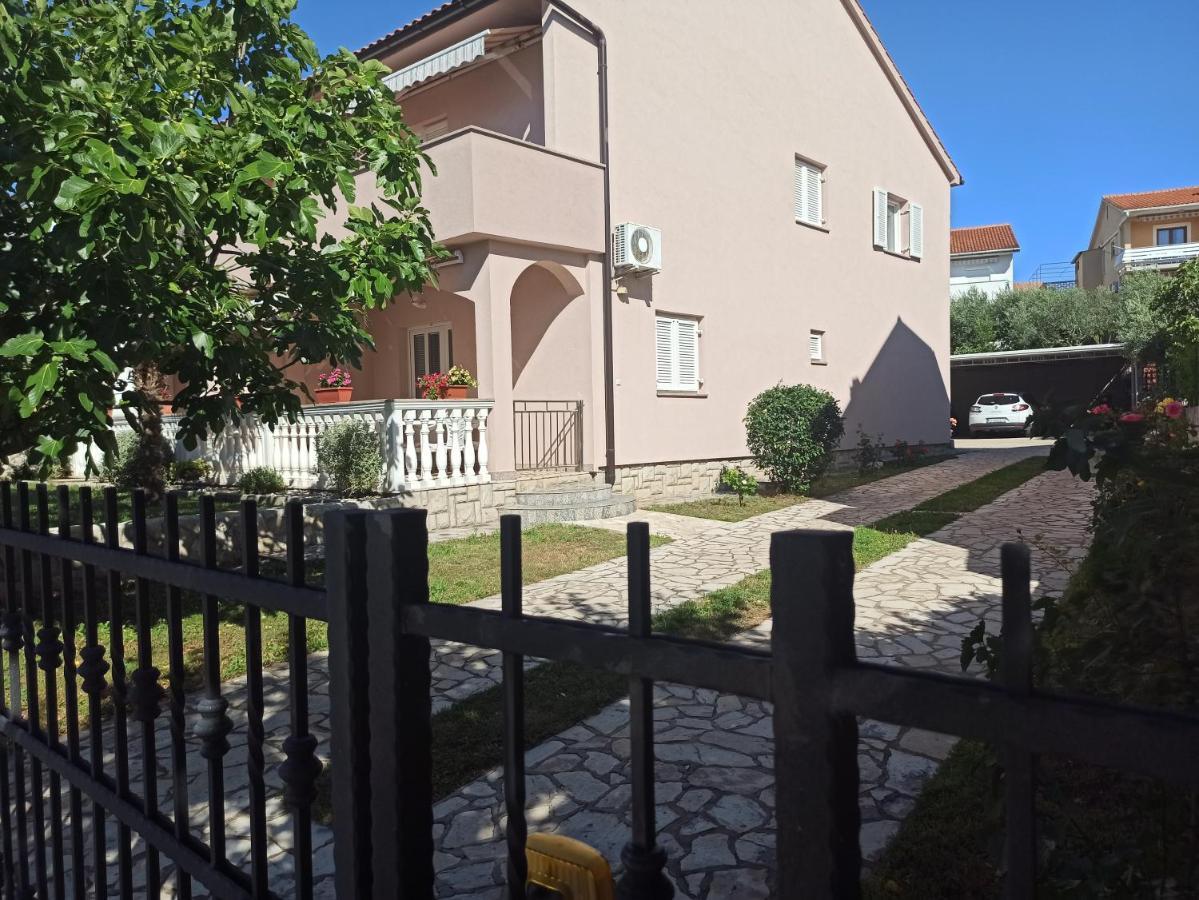 קרק Apartmani Vesna מראה חיצוני תמונה