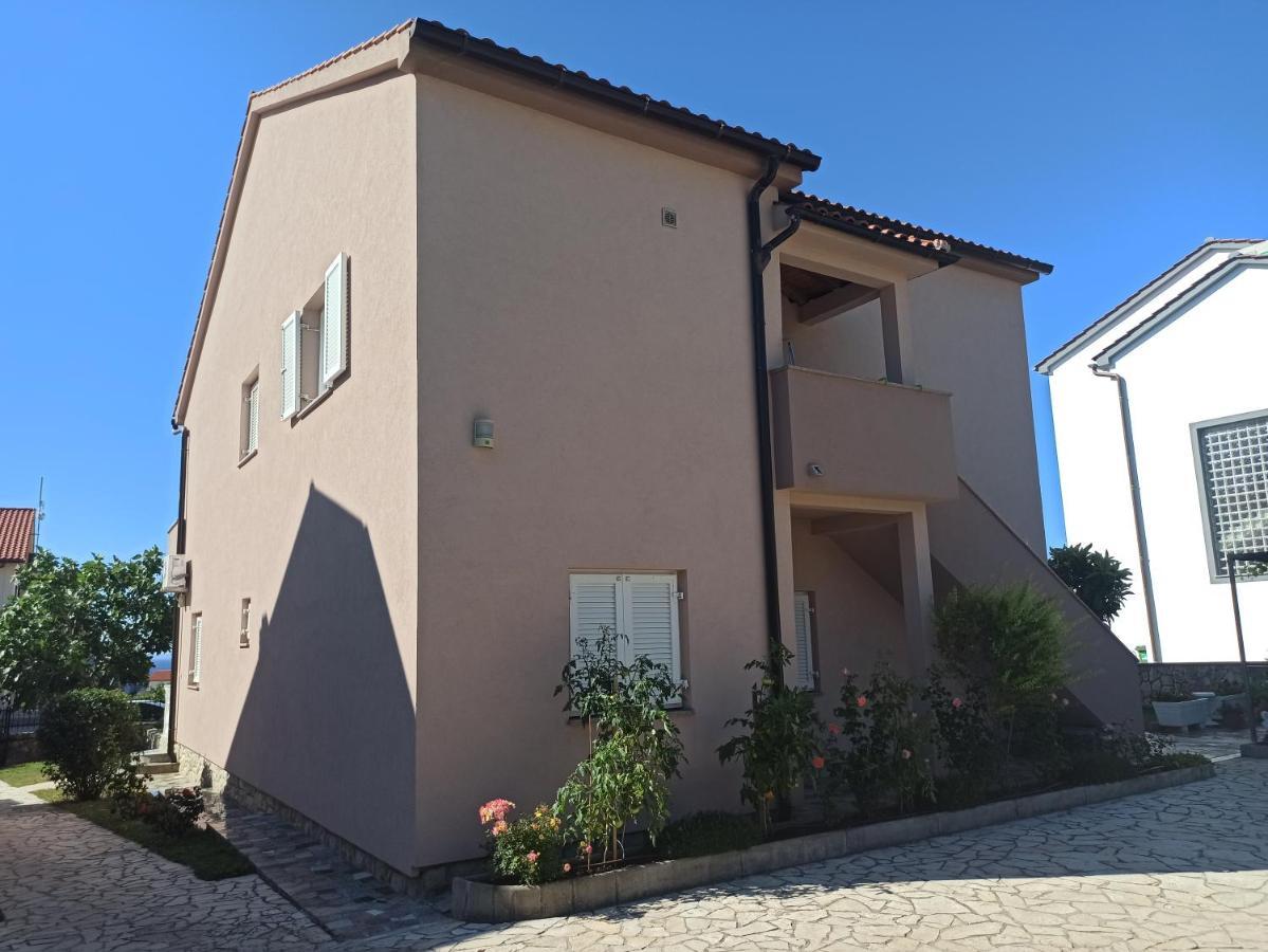 קרק Apartmani Vesna מראה חיצוני תמונה