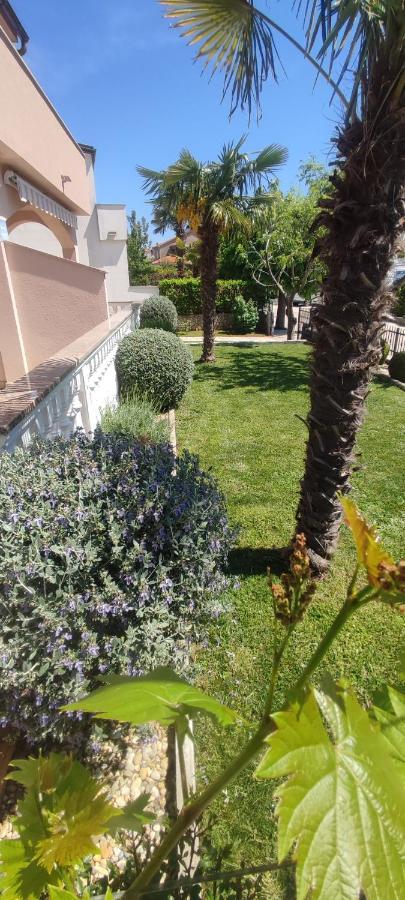קרק Apartmani Vesna מראה חיצוני תמונה